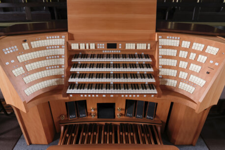 Spieltisch, Orgel Ev. Auenkirche, Berlin-Wilmersdorf Spieltisch, Orgel Ev. Auenkirche, Berlin-Wilmersdorf