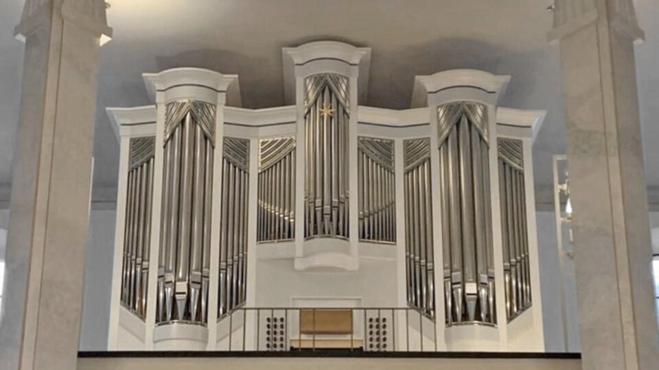 Orgel der Ev. Luisenkirche, Berlin-Charlottenburg Orgel der Ev. Luisenkirche, Berlin-Charlottenburg
